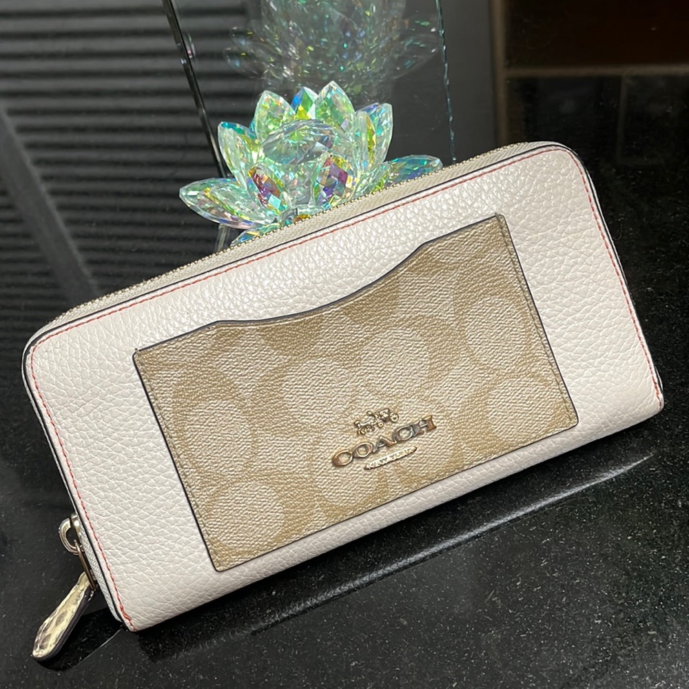 Zippered wallet